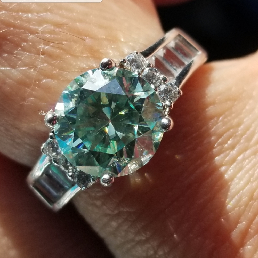 925 sterling silver 2.5 carat green color changing moissanite baguette ring - Picture 8 of 14
